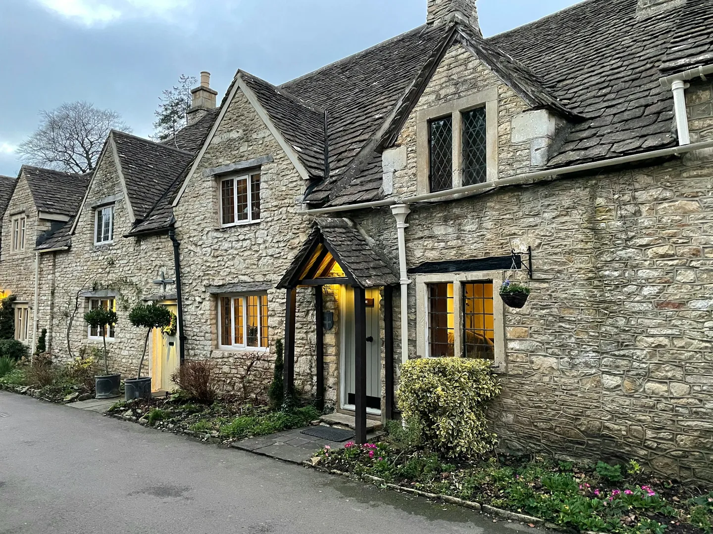 Regional Building Styles That Endure: From Thatched Roofs to Log Cabins